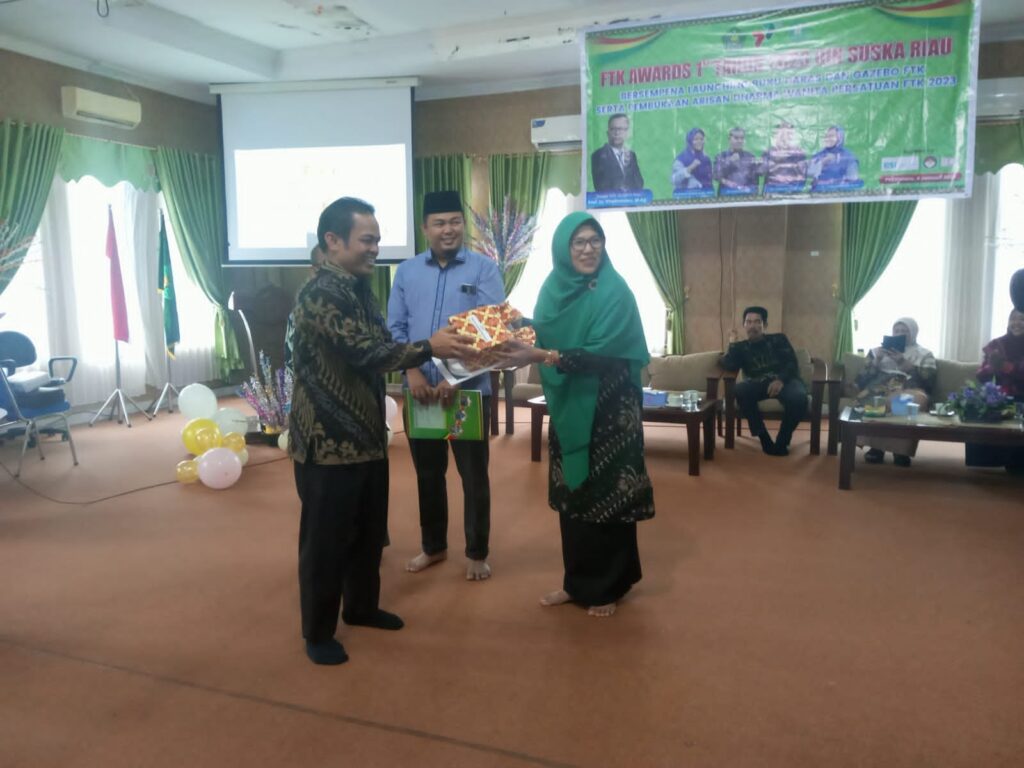 penyerahan hadiah kepada ibu Dr. Alfiah, M.Ag selaku ketua prodi BKPI